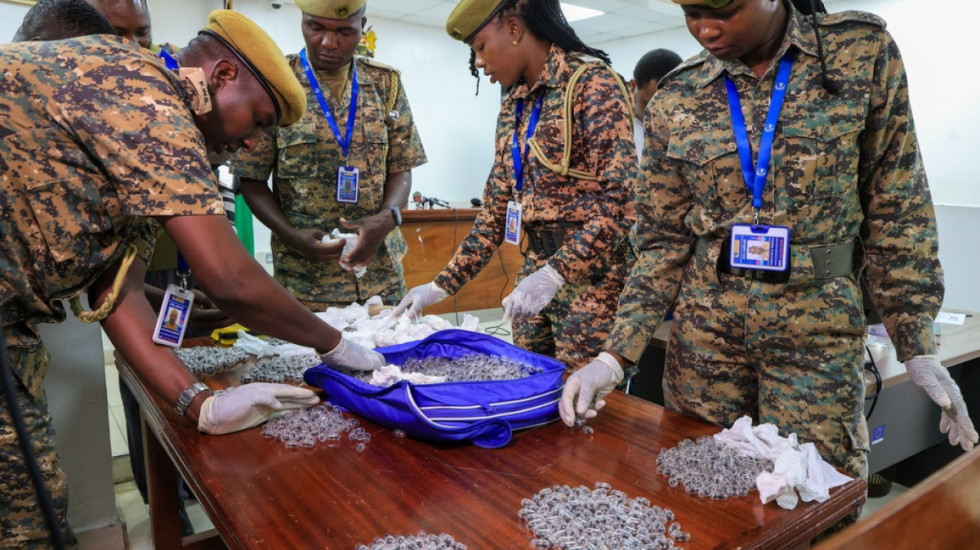 Kontrabanda e pazakontë, ndalohet kinezi me 2000 milingona në aeroport