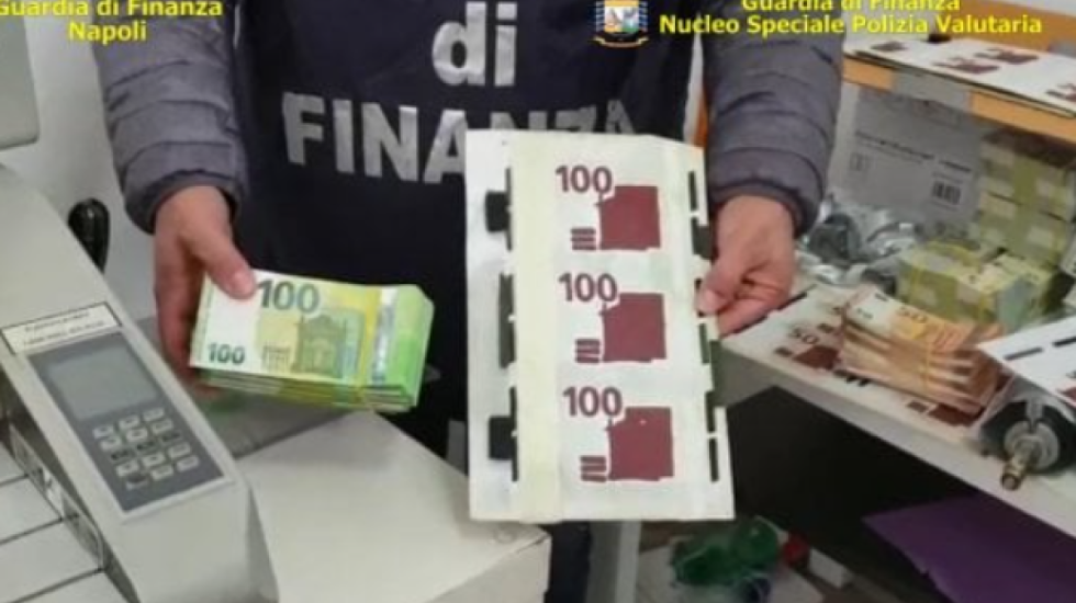 Goditet “fabrika” e parave në Napoli, sekuestrohen 3 milionë euro të falsifikuara