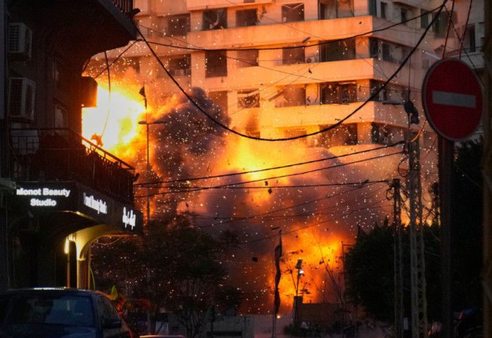 "Luftë" për paqe në Lindjen e Mesme, nafta rikthehet mbi 100 dollarë për fuçi