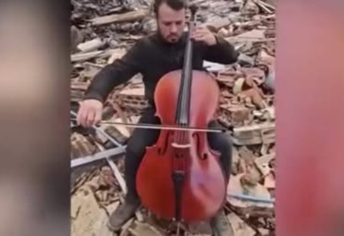 Simbol i rezistencës dhe shpresës, luan me violinçel mes rrënojave të Bejrutit