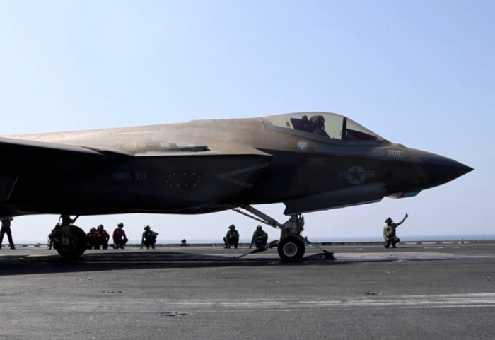 Avioni amerikan F-35 bën ulje të detyruar në Lindjen e Mesme, dyshohet se u godit nga Irani