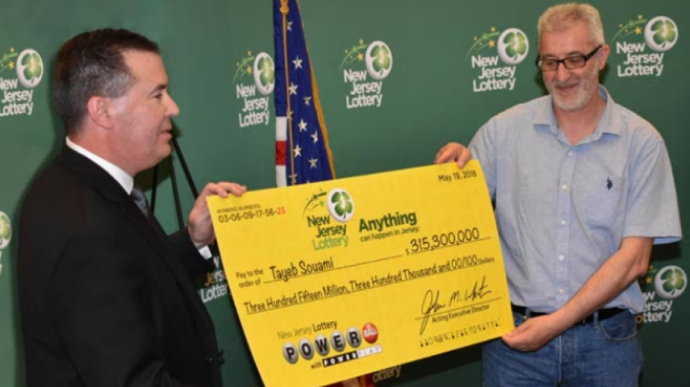 U nis për të larë makinën, zbuloi se kishte fituar lotarinë me vlerë 315 milionë dollarë