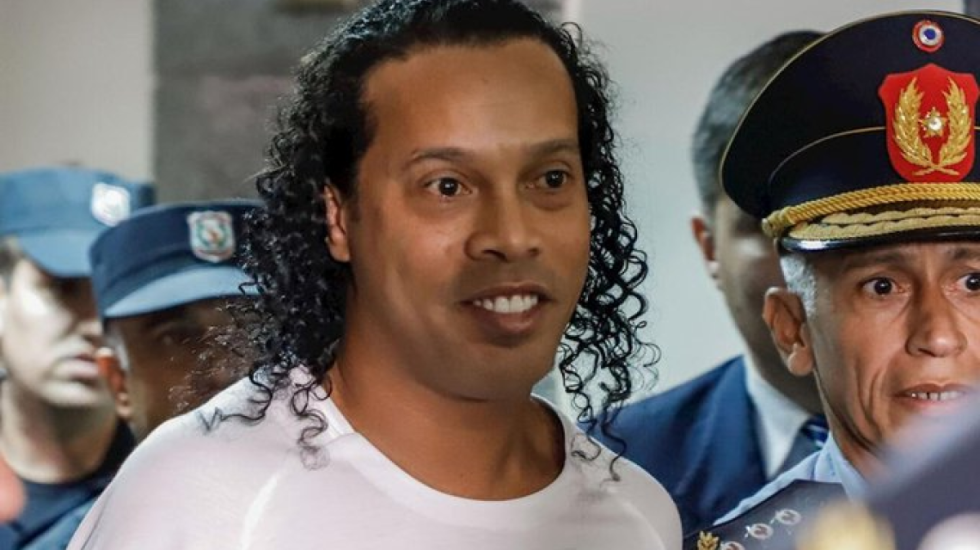 “Ia kalova mirë pas hekurave”, rrëfimi i pazakontë i Ronaldinho për jetën në burg: Më kërkuan të luaja futboll