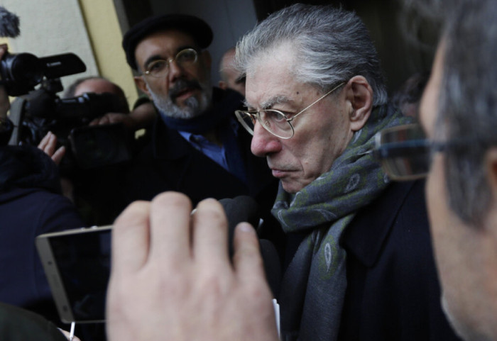 Shuhet një figurë historike e politikës italiane, ndërron jetë Umberto Bossi