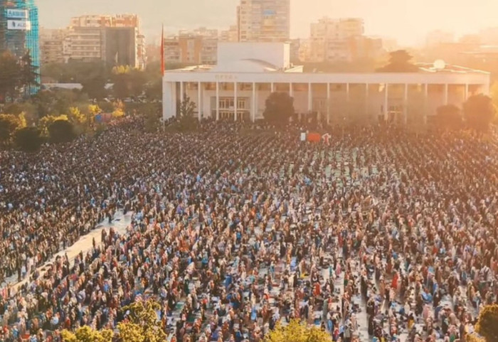 Besimtarët muslimanë festojnë sot Fiter Bajramin