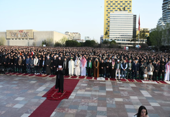 Mijëra besimtarë në sheshe e xhami për faljen e namazit, Spahiu: Besimtari, burim paqeje e drejtësie