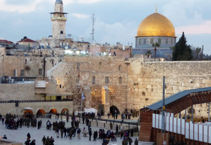 Jerusalem, fragmente të raketave iraniane bien pranë “Murit të Lotëve”