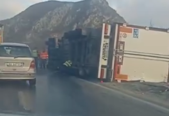 Përmbyset kamioni në Qafë Thanë, rrezik në rrugë prej derdhjes së vajit