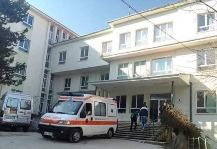 Çifti i bashkëshortëve po udhëtonte me motor, përfundojnë në spitalin e Pogradecit pasi i përplasi makina