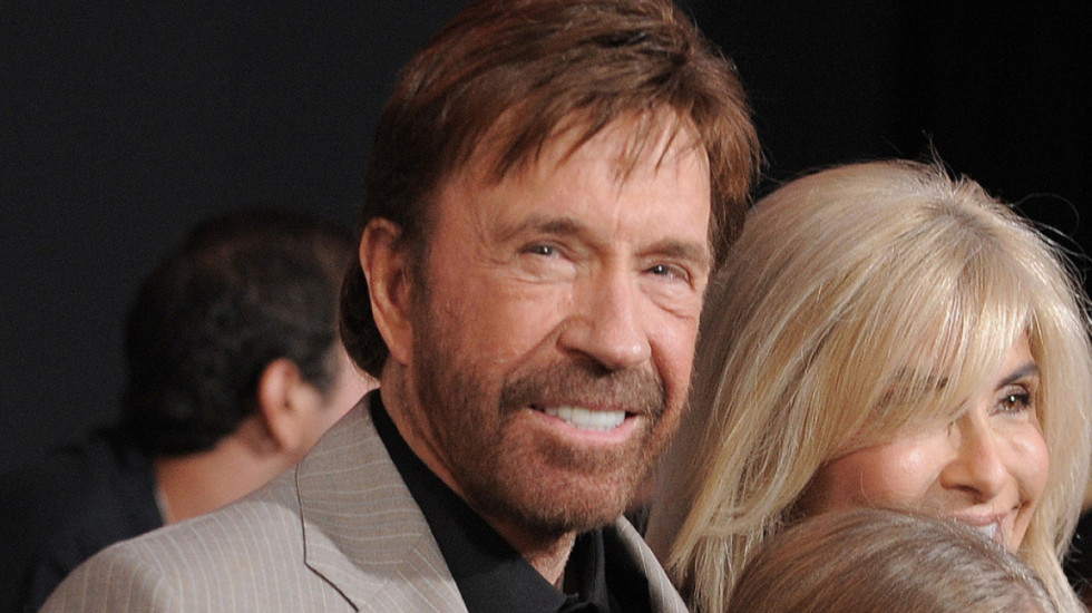 La pas mbi 70 milionë dollarë, kush e përfiton pasurinë e Chuck Norris?