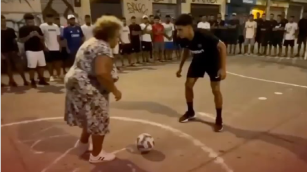 Gjyshja si Ronaldinho, shënon gol dhe bëhet hit në rrjet