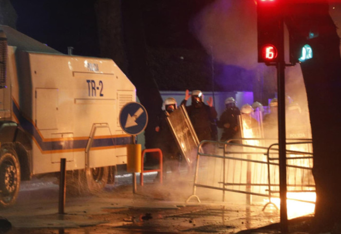 Protesta e opozitës, policia jep detaje: 15 të arrestuar. Në hetim deputeti Balliu