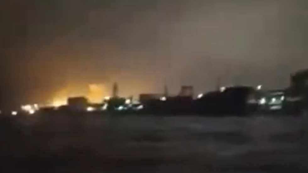 VIDEO/ Dhjetëra dronë ukrainas godasin në Baltik, porti kyç rus përfshihet nga flakët