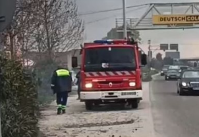 Zjarri në autostradën Fier-Lushnje, rrezikohen bizneset