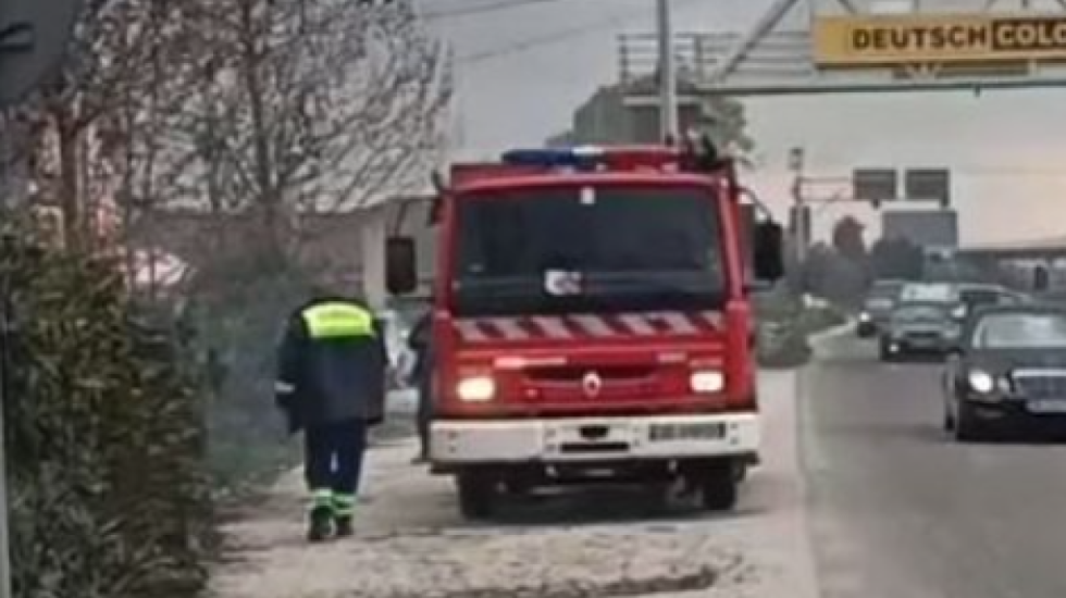 Zjarri në autostradën Fier-Lushnje, rrezikohen bizneset