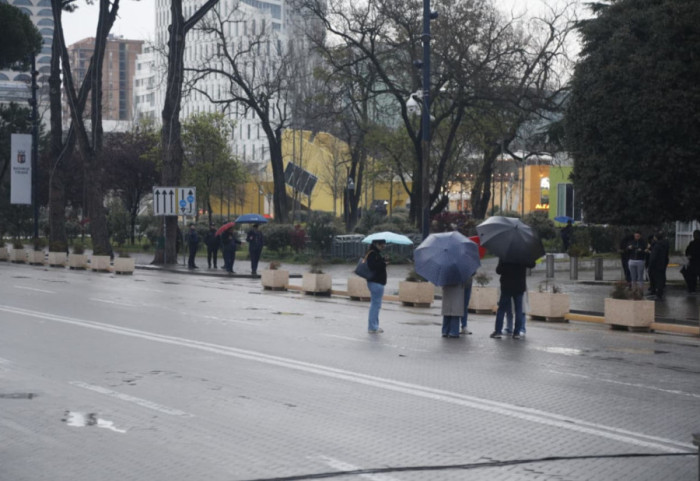 Shqiptarët nuk duan t’ia dinë, dështon protesta për çmimin e lartë të karburanteve