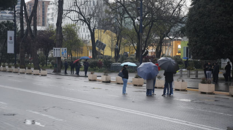 Shqiptarët nuk duan t’ia dinë, dështon protesta për çmimin e lartë të karburanteve