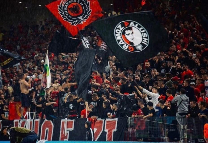 “Duan ta heshtin zërin e Kombëtares”, “Tifozat Kuq e Zi” akuzojnë FSHF-në: Ku i morën biletat agjencitë?