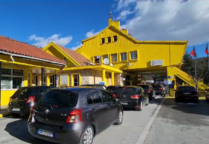 Pala greke shton kontrollet, radhë të gjata në Kapshticë