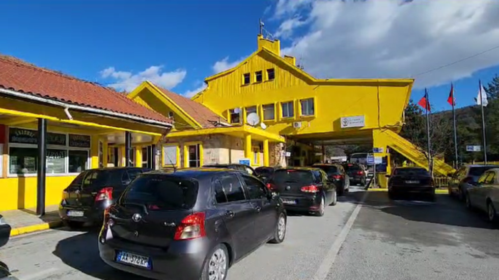 Pala greke shton kontrollet, radhë të gjata në Kapshticë