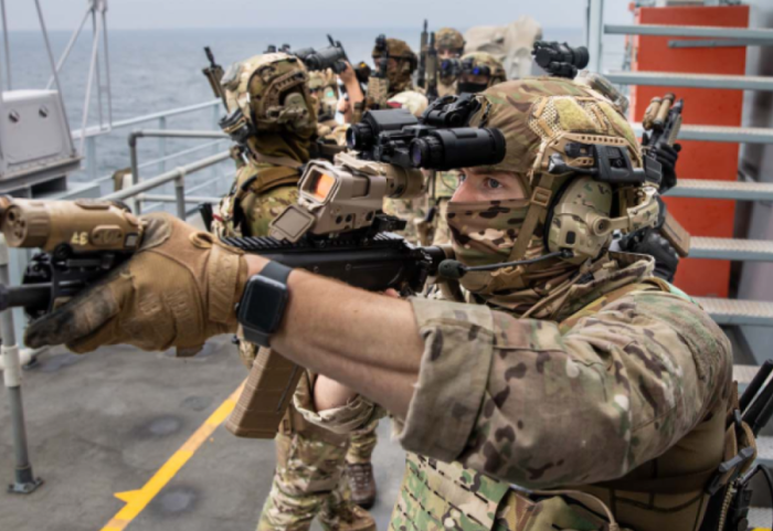 Britania ashpërson kursin, ushtria mund të ndalojë dhe sekuestrojë cisternat ruse