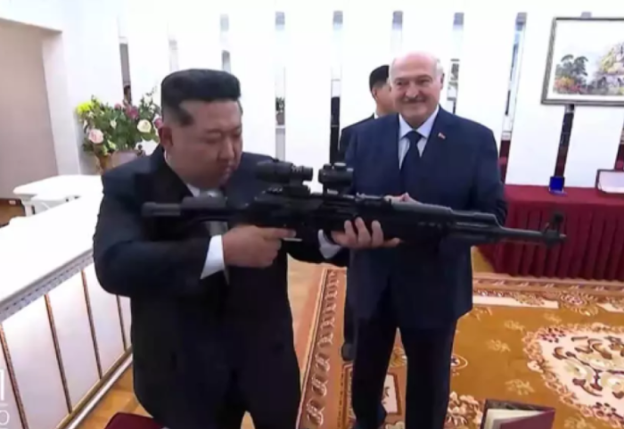 “Vëllazëri” diktatorësh, Lukashenko i dhuron pushkë automatike Kim Jong Un