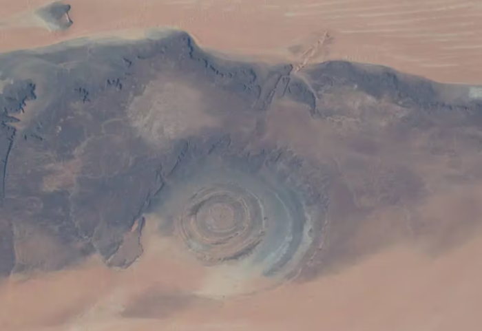 Zbulohen pamje satelitore të “syrit” gjigant në mes të Saharasë