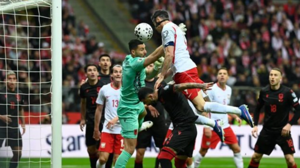 Shuhet ëndrra Botëror, Shqipëria mëkaton në Varshavë