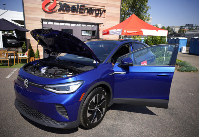 Volkswagen tërheq nga tregu më shumë se 100 mijë makina elektrike