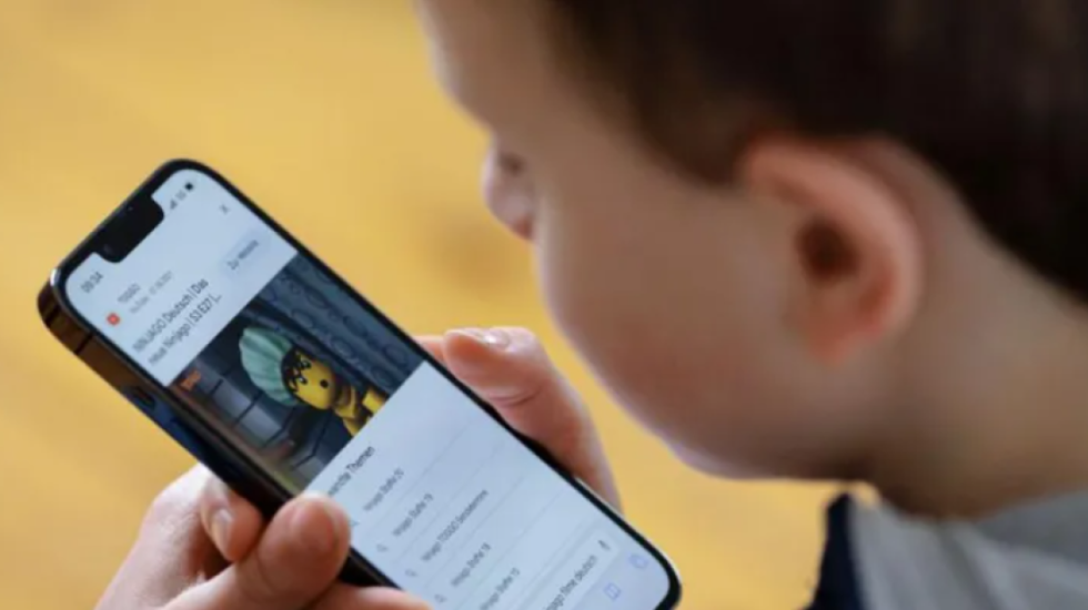 Austria, vendi i radhës që ndalon rrjetet sociale për fëmijët