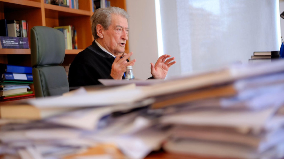 Ngujim në Parlament apo çadra? Ja si përgjigjet Sali Berisha