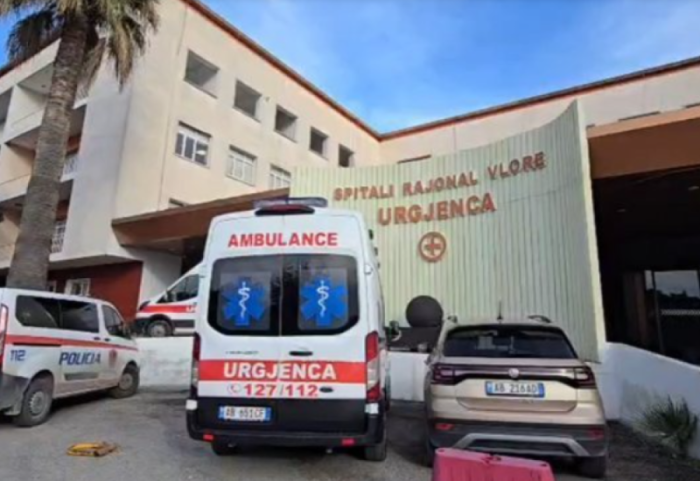 Plagosje me thikë në Vlorë, sulmohet i riu pranë spitalit