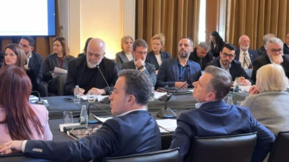 “Punët e Shqipërisë” nga veriu në jug, Rama nxjerr ministrat e deputetët të dëgjojnë hallet e qytetarëve