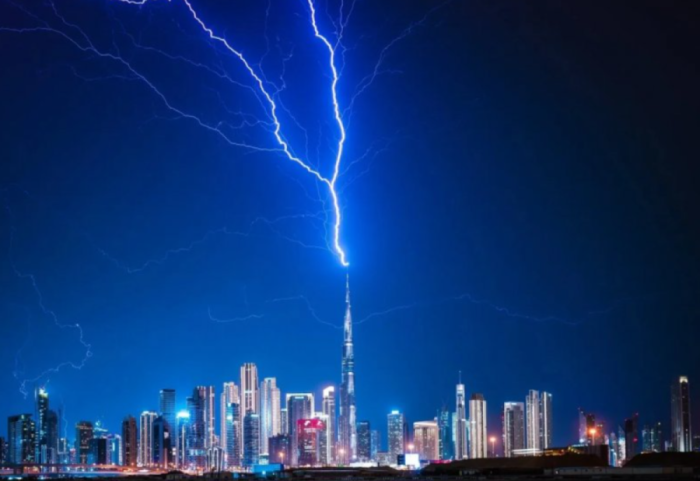 Në kulmin e luftës moti ekstrem përshkon Dubain, rrufeja godet Burj Khalifa-n