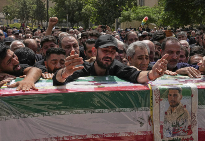 Lufta hyn në muajin e dytë, Izraeli bombardon depot e raketave në Teheran, ka viktima