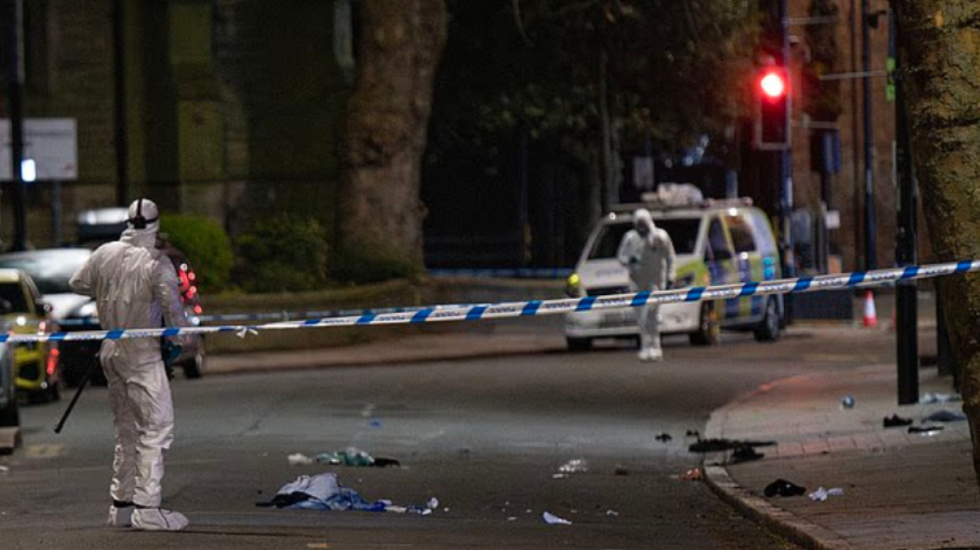 Makina futet mes turmës së njerëzve në Derby të Britanisë, 7 të plagosur, arrestohet indiani