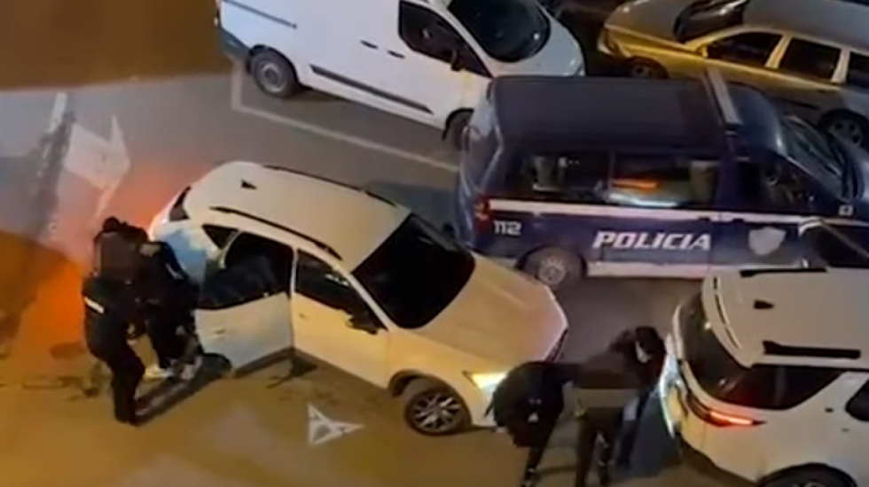 Do shiste një armë zjarri, arrestohet 40-vjeçari, në pranga edhe shoqëruesi