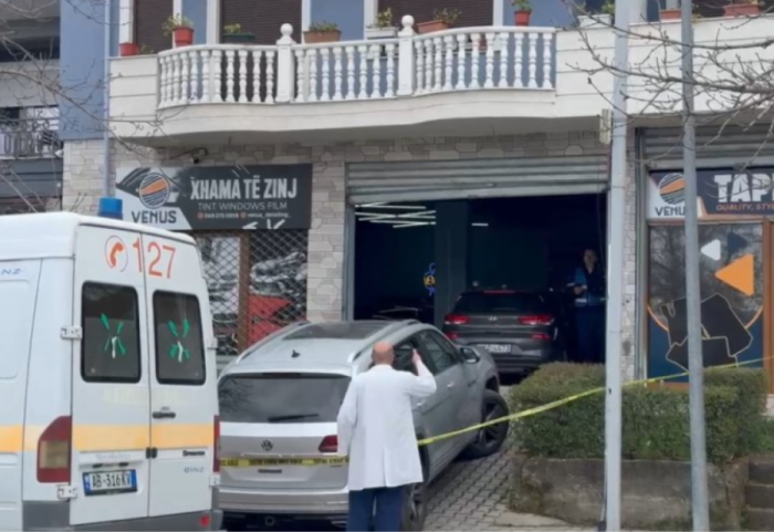 Rrahën pronarin e servisit se nuk u pëlqeu ngjyra e makinës, tre të arrestuar në Korçë