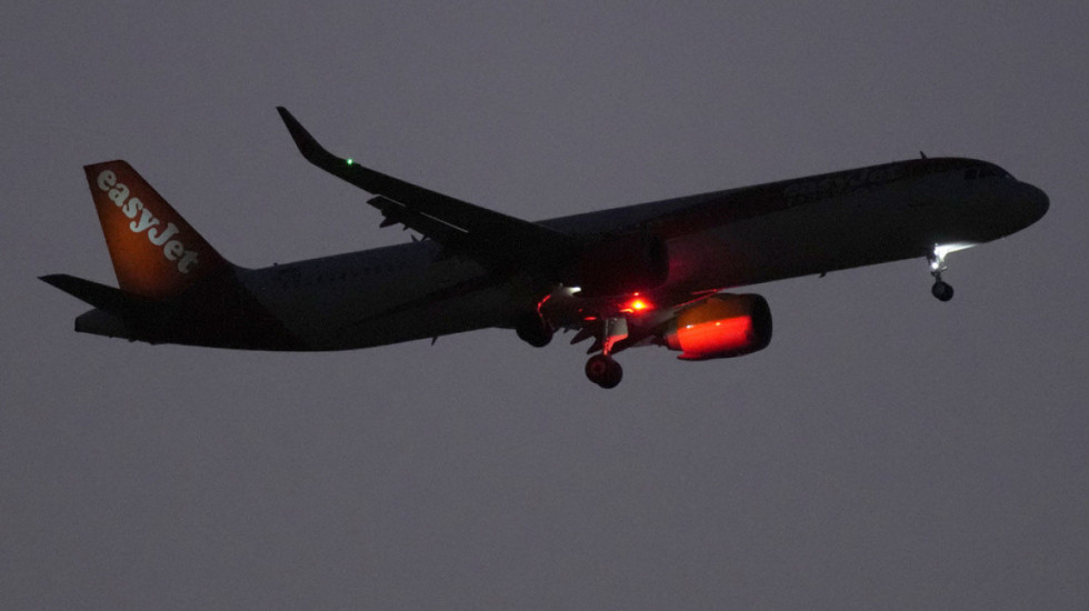 Frikë në ajër, turbulencat godasin avionin, plagoset stjuardesa