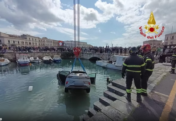 Nënë e bijë bien me makinë në det, shpëtohen nga kalimtarët