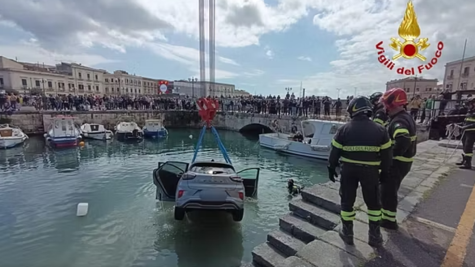 Nënë e bijë bien me makinë në det, shpëtohen nga kalimtarët