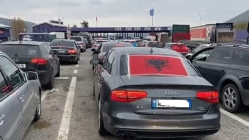 Tifozët shqiptarë në mbështeteje të Dardanëve, fluks makinash në Morinë