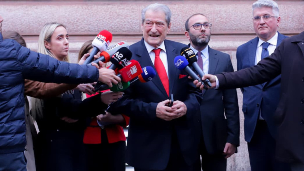 "Balla fsheh ftesat për opozitën", Berisha takohet me anëtarët e Asamblesë së KE