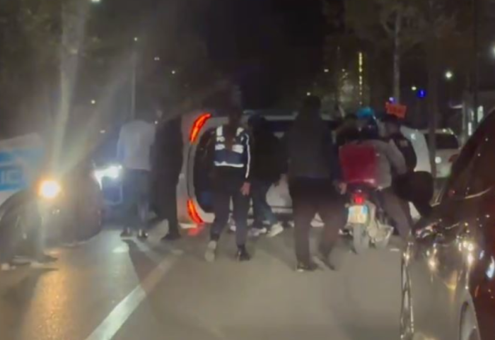 Të miturit shkaktojnë kaos në Vlorë, përplasin 3 makina policie, plagosen 2 efektivë