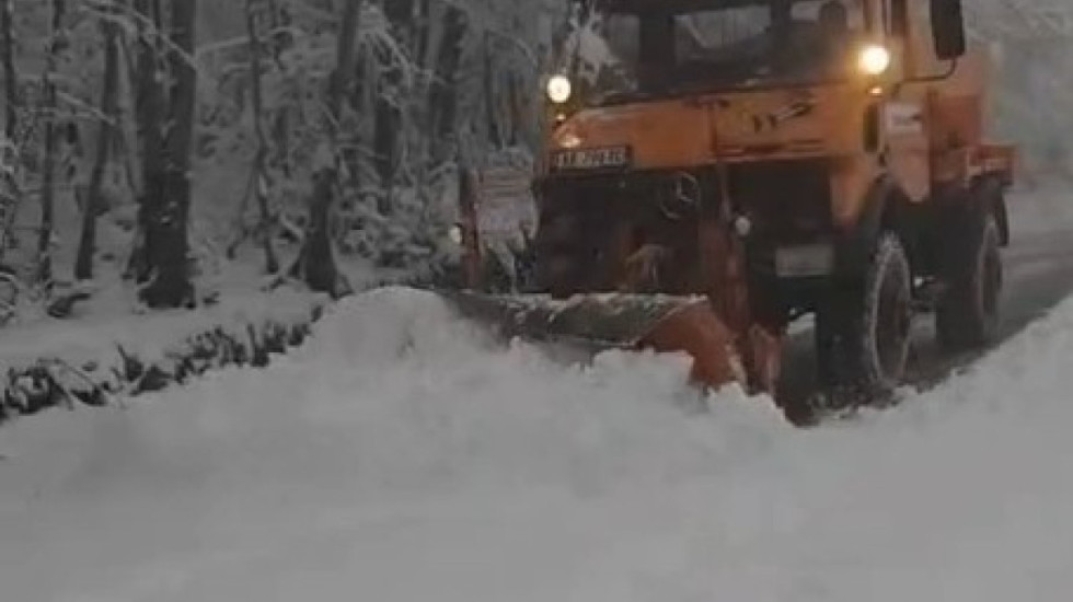 Pranverë e acartë në Korçë, prilli nis me dëborë