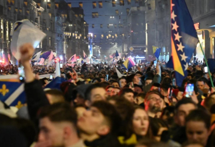 Tym, flakë dhe një det njerëzish në Sarajevë, festë e çmendur e boshnjakëve pasi lanë në shtëpi Italinë