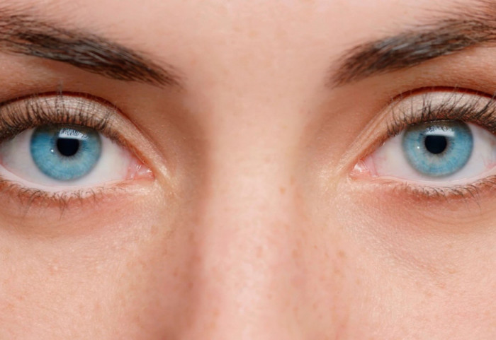Çfarë i dallon njerëzit me sy blu nga të tjerët?