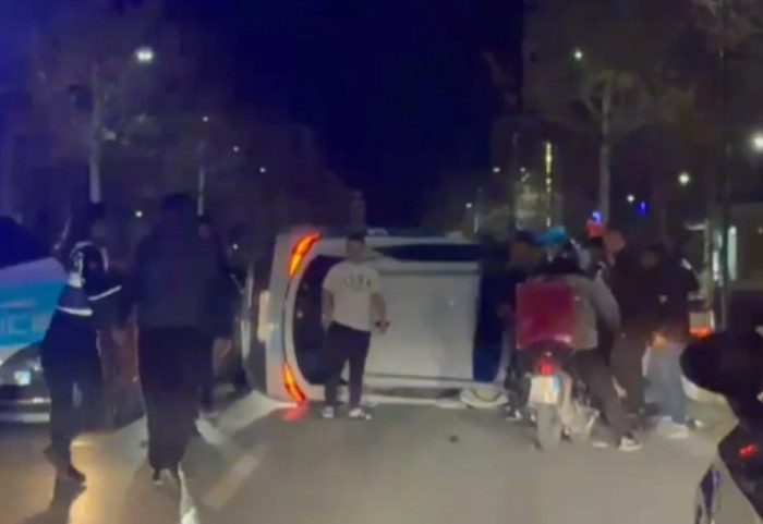 Makinën ia mori nënës, i iku patrullës dhe përplasi dy efektivë, policia sqaron ndjekjen e 14-vjeçarit në Vlorë
