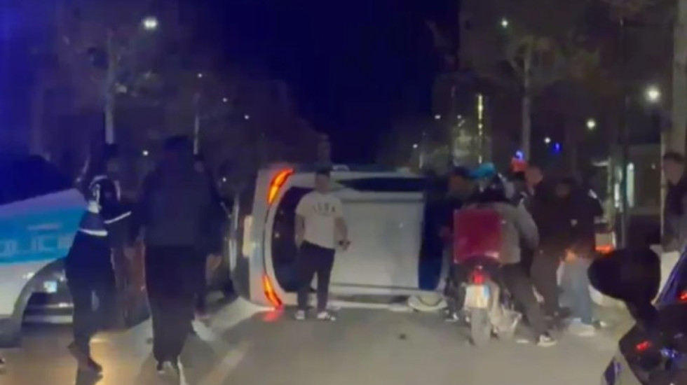 Makinën ia mori nënës, i iku patrullës dhe përplasi dy efektivë, policia sqaron ndjekjen e 14-vjeçarit në Vlorë