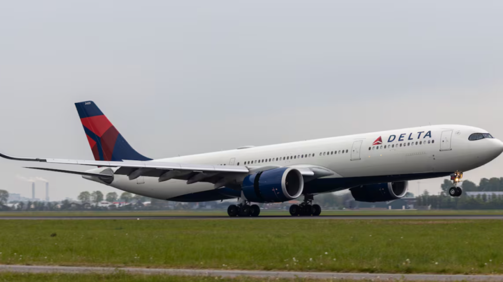 Flakë në motorin e avionit me 288 pasagjerë në bord pak sekonda pas ngritjes nga pista